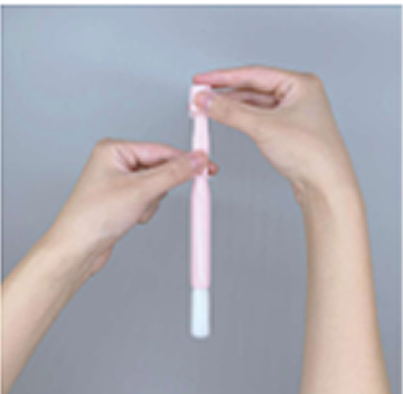 セルソフトの採取スティックを手に持っている様子