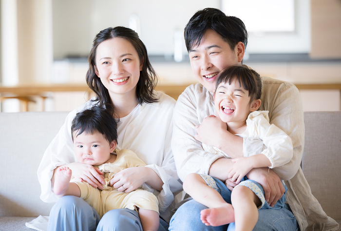 笑顔の家族がリビングで過ごす様子